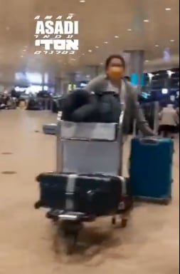 Turista intentando protegerse de proyectil en Israel