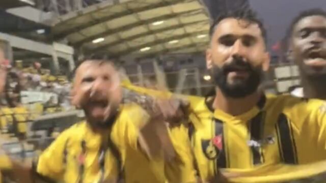 Jugador con cáncer recibe videollamada de sus compañeros festejando el gol de sus equipo