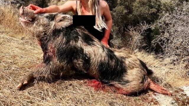 Luego de matarlos, una cazadora posa con los animales.