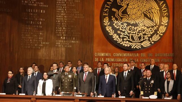 AMLO tunde a conservadores en aniversario de la Constitución de 1917