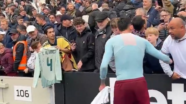 Edson Álvarez firmando autógrafos a los fans del West Ham