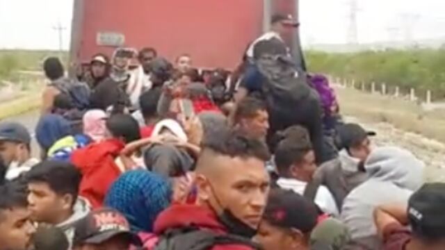 Migrantes viajan hacinados y sin protección alguna en la plataforma de un tráiler; se dirigen a la frontera