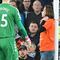 VIDEO: Aficionado entra al campo y se amarra del cuello a la portería en un partido de Premier League