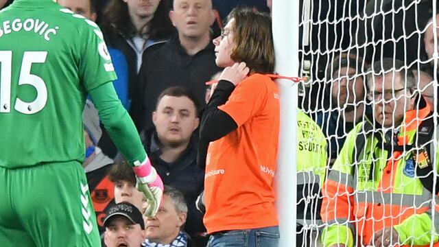 Fan se amarra del cuello a la portería en un partido de la Premier League