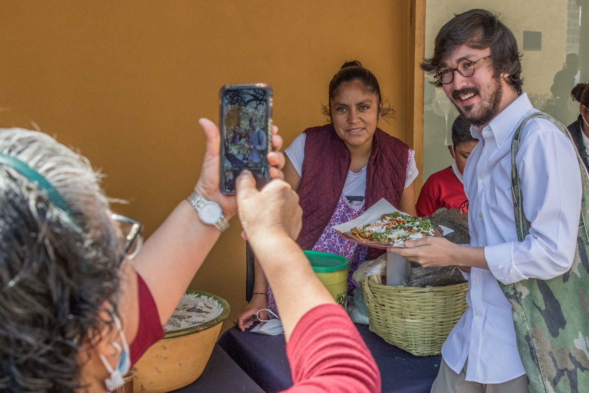Doña Lupita, vendedora de tlayudas del AIFA