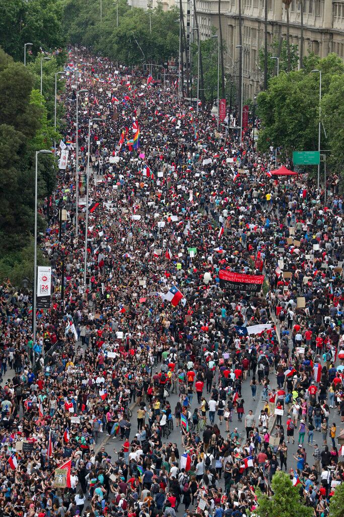 Manifestantes contra el gobierno marchan en Santiago de Chile