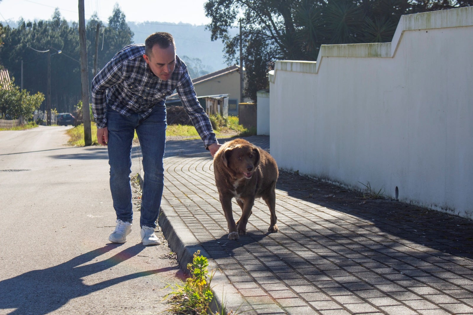 Leonel Costa y su Bobi, el perro más viejo del mundo