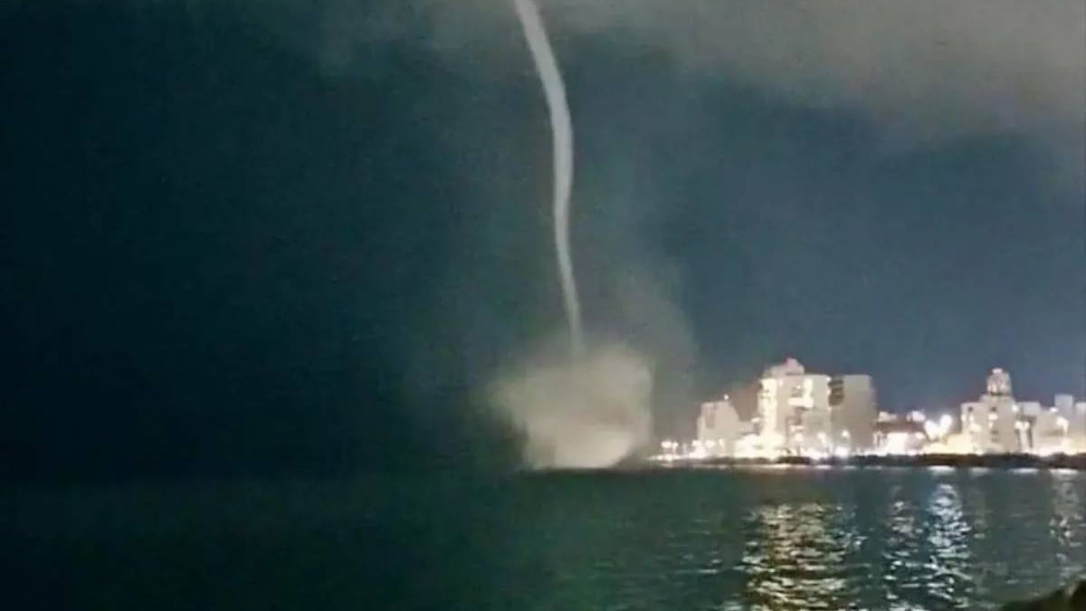 Video completo de la impresionante tromba marina qué golpeó la playa de Veracruz