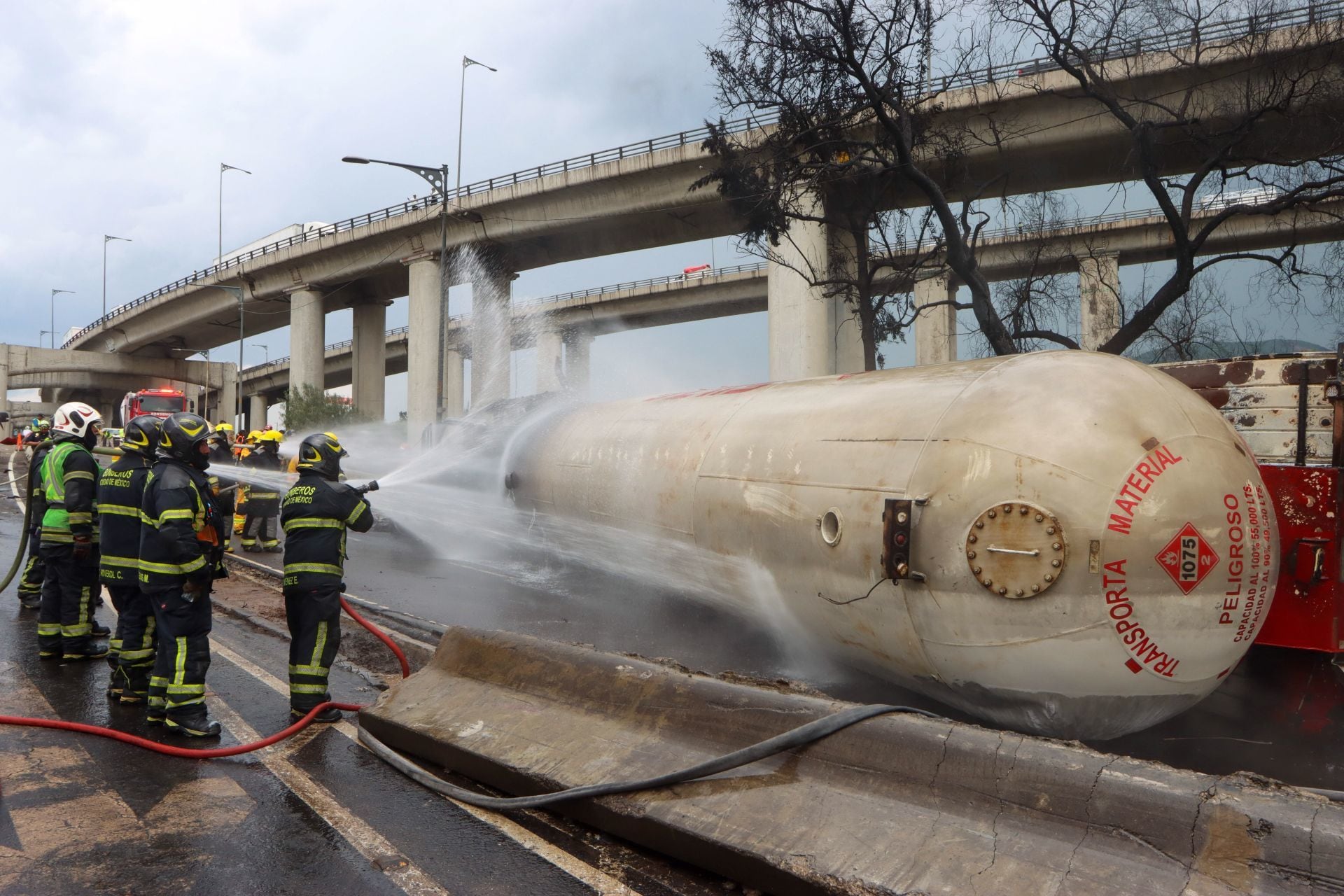 Pipa de Gas Silza tras explosión en Zaragoza bajo el puente de La Concordia.