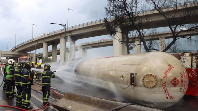 Pipa de Gas Silza tras explosión en Zaragoza bajo el puente de La Concordia.