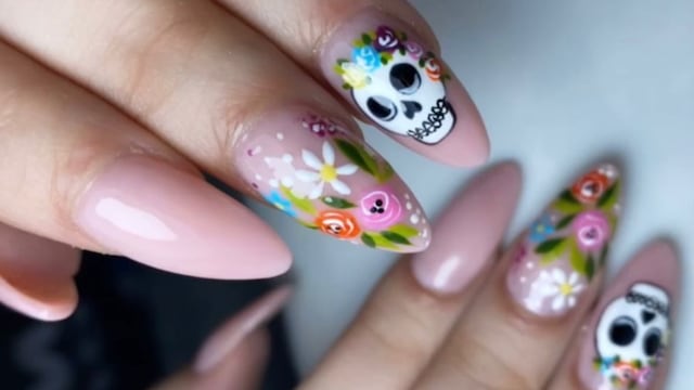 5 diseños de uñas bonitos y fáciles ideales para este Día de Muertos 2023