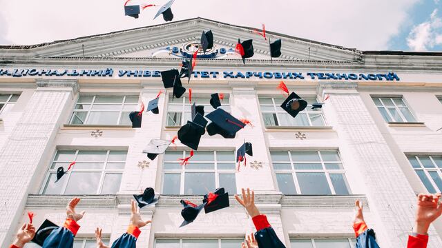 Abuelo se gradúa de la carrera de derecho