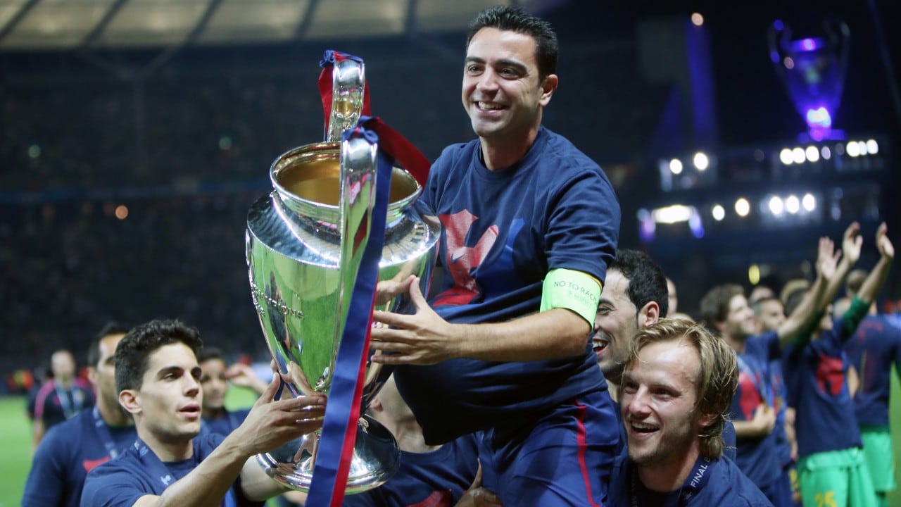 Xavi levanta la Orejona.