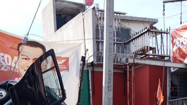 Camioneta choca contra vehículo estacionado y termina incrustada en fachada