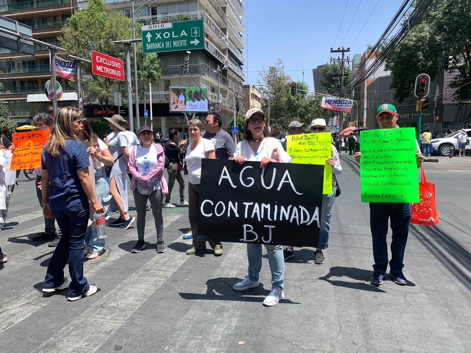 Vecinos arman protesta por supuesta agua "contaminada"que huele a aceite