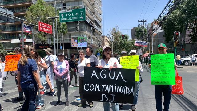 Vecinos arman protesta por supuesta agua "contaminada"que huele a aceite