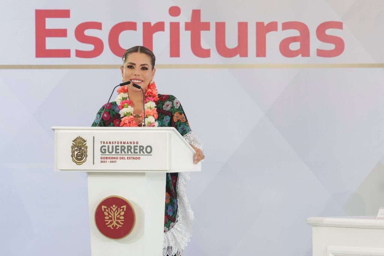 Evelyn Salgado otorga 520 escrituras y anuncia inversión millonaria en Zihuatanejo