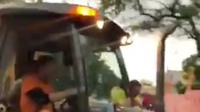 El senador Cid Gomes a bordo de un tractor.