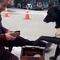 VIDEO: Perro callejero enternece a la web pidiendo a bolero que lustre sus patas