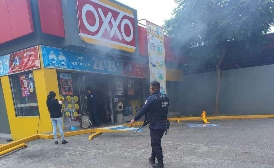 Queman tiendas y vehículos en Uruapan, Michoacán