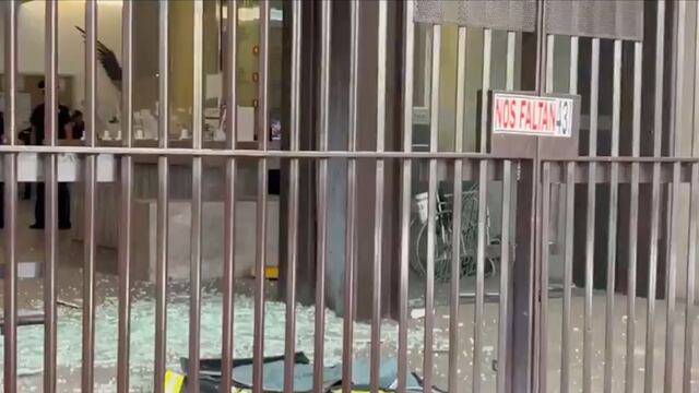 Se manifiestan padres y normalistas por el Caso Ayotzinapa en la SRE y piden la extradición de Tomás Zerón