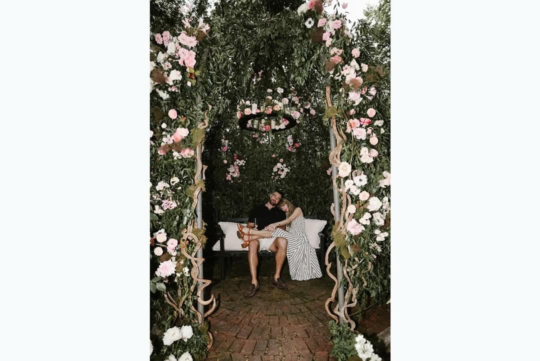 Taylor Swift y Travis Kelce se comprometen.