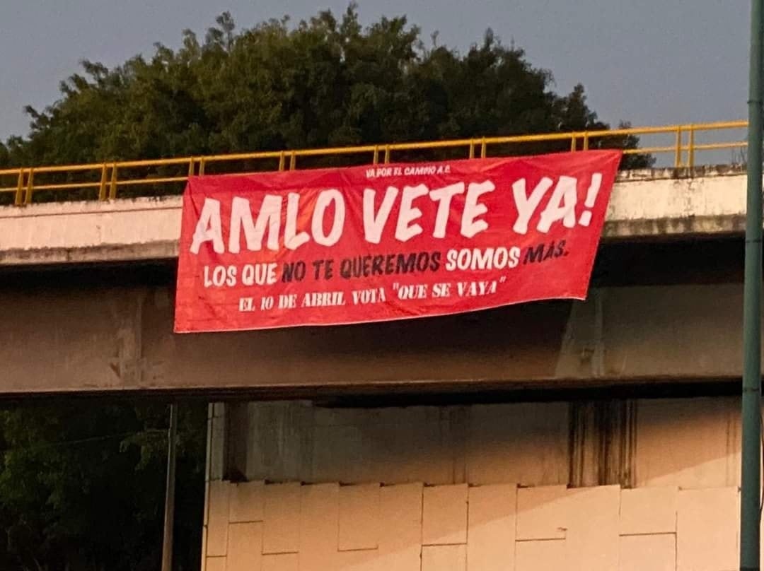 Manta contra AMLO en revocación de mandato