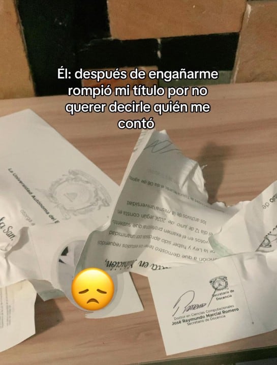 Novio infiel rompe su título universitario