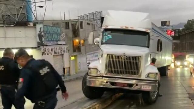 Tráiler se descompone sobre Circuito Interior