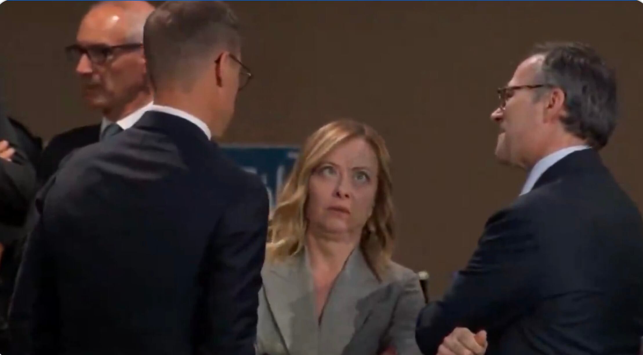 Giorgia Meloni hace caras por tardanza de Joe Biden