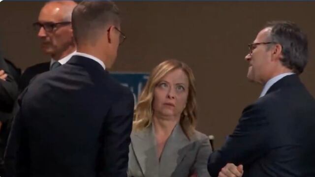 Giorgia Meloni hace caras por tardanza de Joe Biden