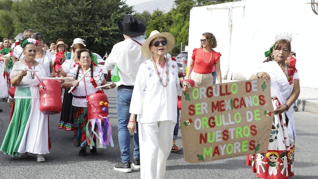 Adultos mayores de la Casa Club de Escobedo realizan desfile patrio.