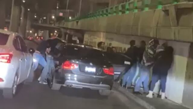 VIDEO: Hombres sometiendo a personas en Periférico eran policías deteniendo a integrantes de una célula delictiva