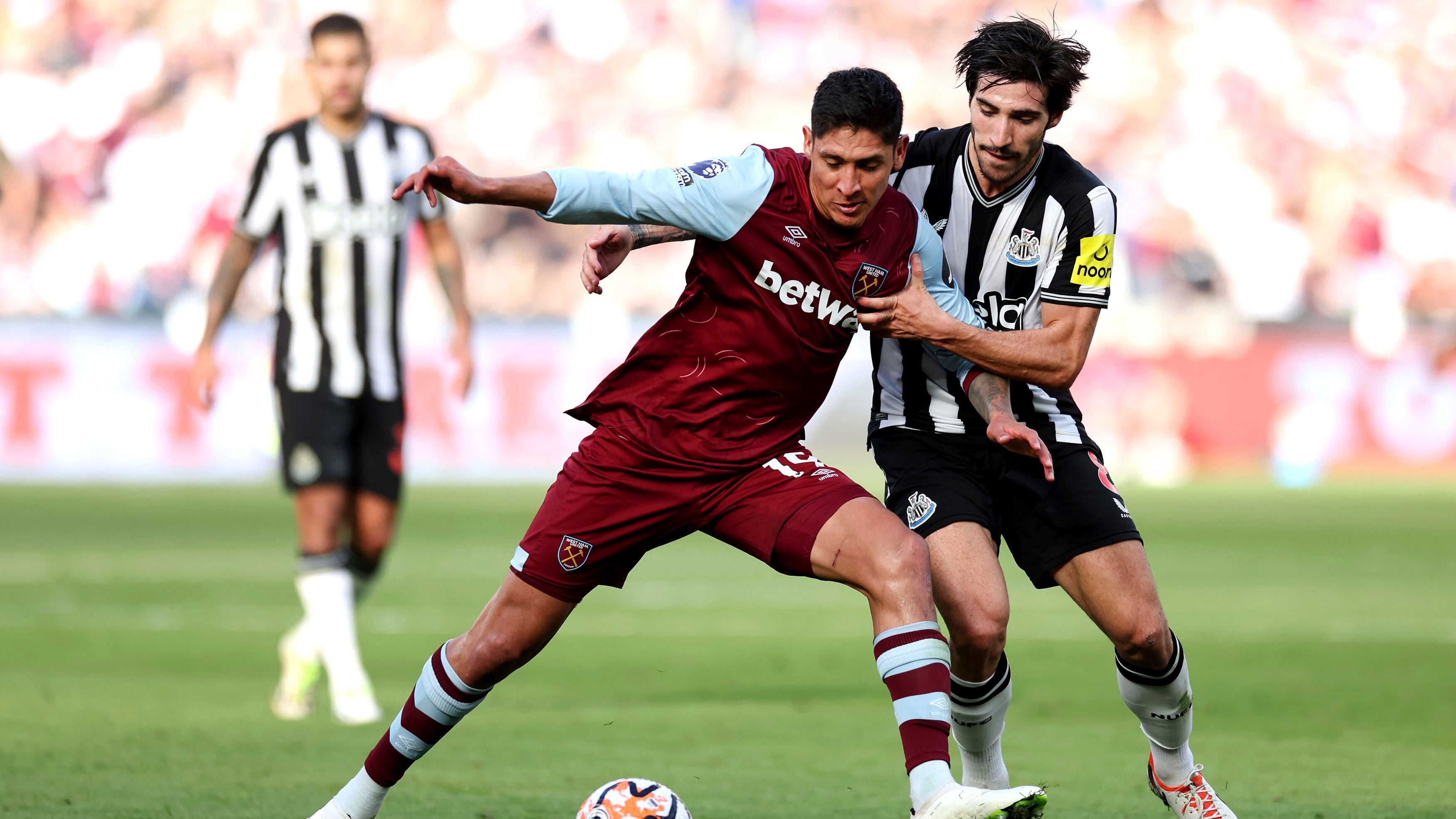 Edson Álvarez vs Sandro Tonali, jugador italiano acusado de apuestas.