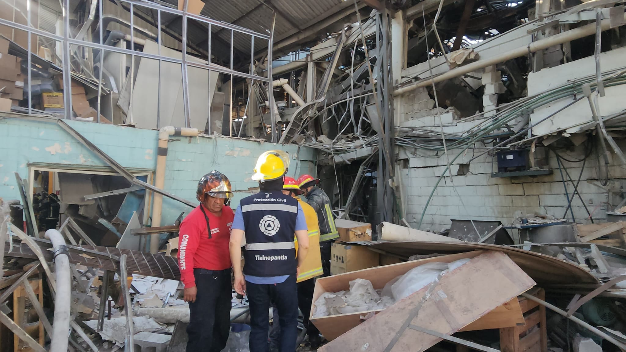 Controlan incendio en fábrica de químicos en Tlalnepantla