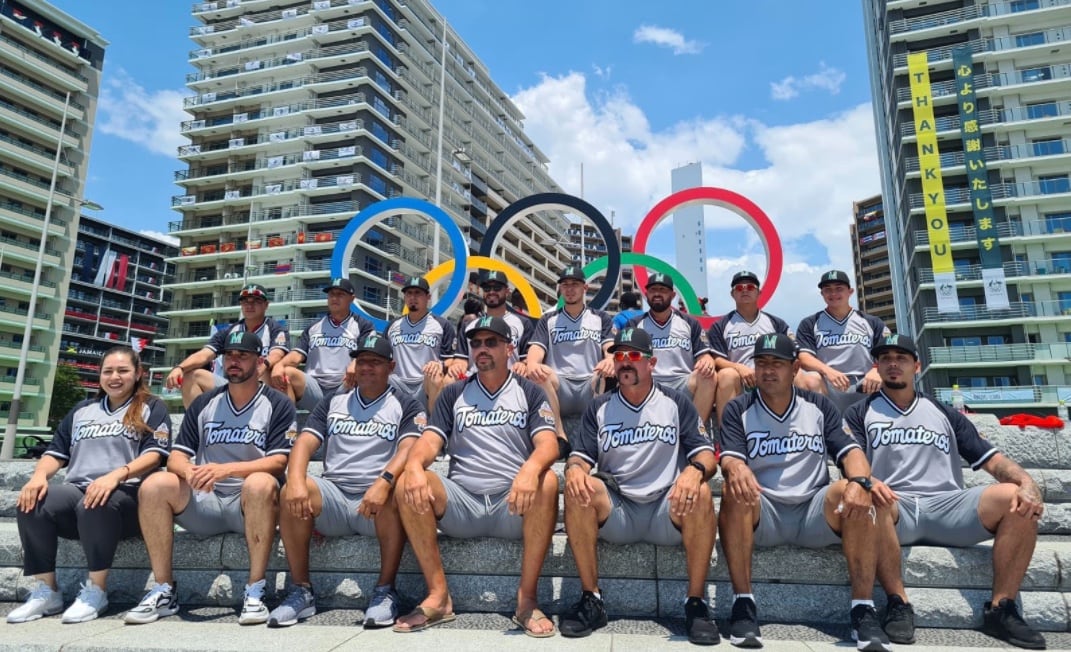 Selección Mexicana de Béisbol con camisa de Tomateros
