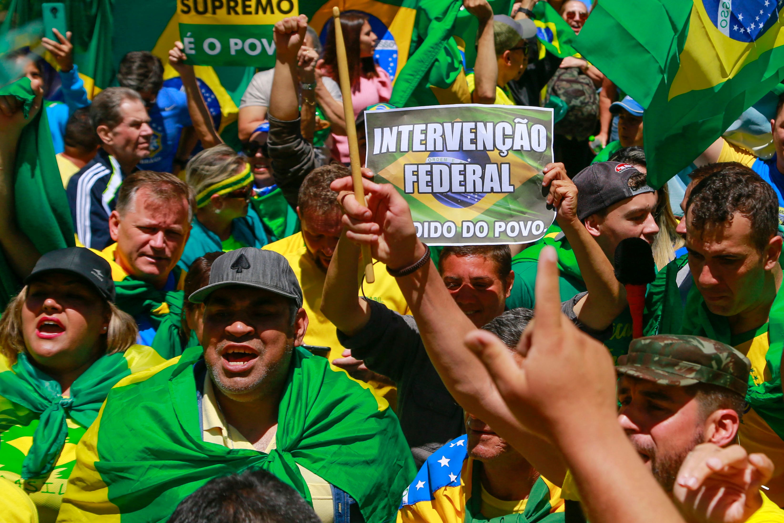 Manifestantes de Jair Bolsonaro exigen una “intervención militar” contra la victoria electoral de Lula da Silva en Brasil