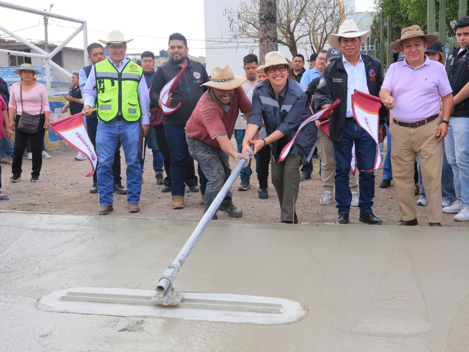 Azucena Cisneros inicia rehabilitación de avenida R1 en Ecatepec.