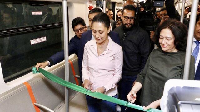 Claudia Sheinbaum corta el listón del nuevo tren para la Línea 1 del Metro.
