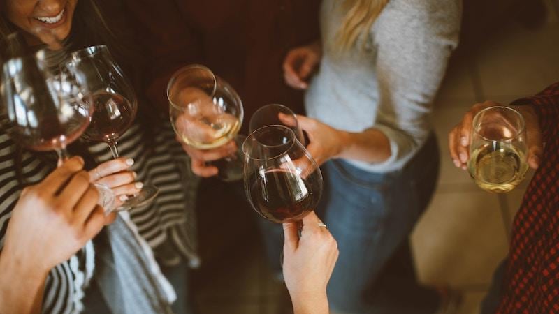 Personas tomando vino