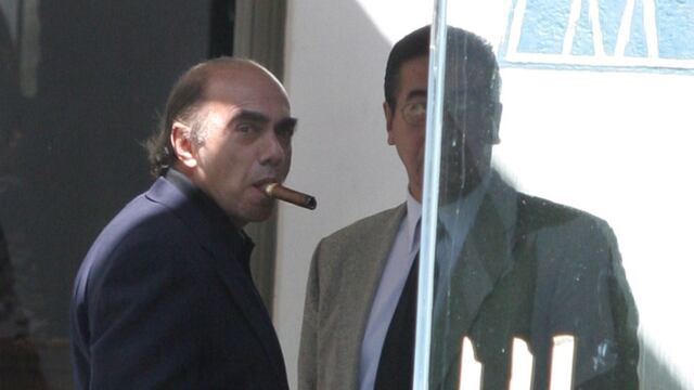 En la imagen se observa a Kamel Nacif llegando a un funeral en 2018.