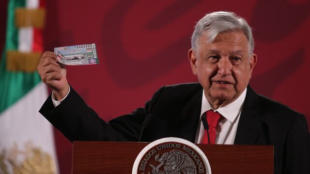 AMLO con cachito para el avión presidencial.
