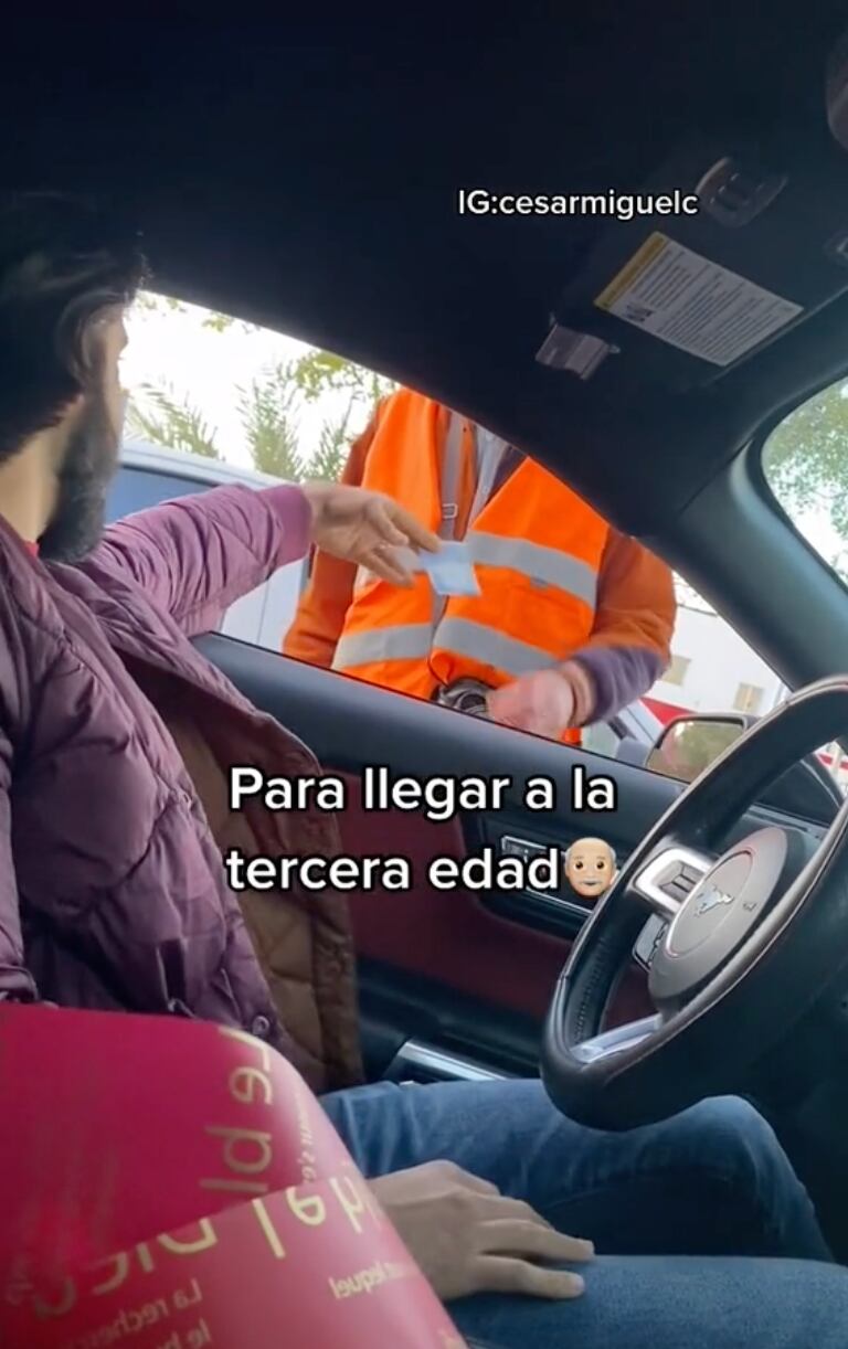 Adulto mayor vende todas sus rosas