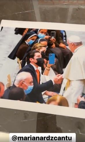 Samuel García y Mariana Rodríguez saludando al papa