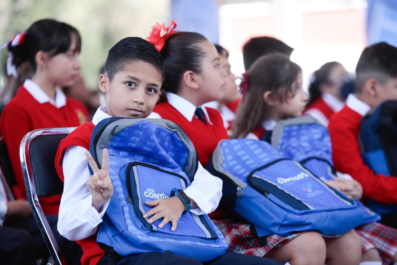 Diego Sinhue Rodríguez abanderó el regreso a clases del ciclo escolar 2023-2024