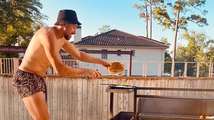 Héctor Herrera presume espectacular “asado”; lo tunden en redes por creerse argentino