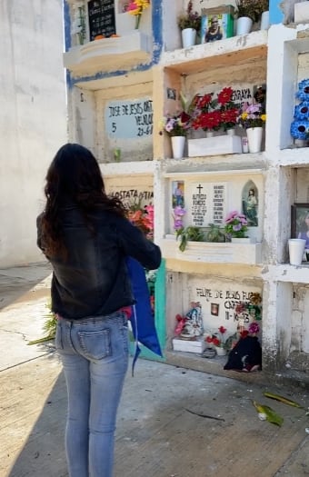 Visita a su abuelo en el panteón para avisarle que se graduó