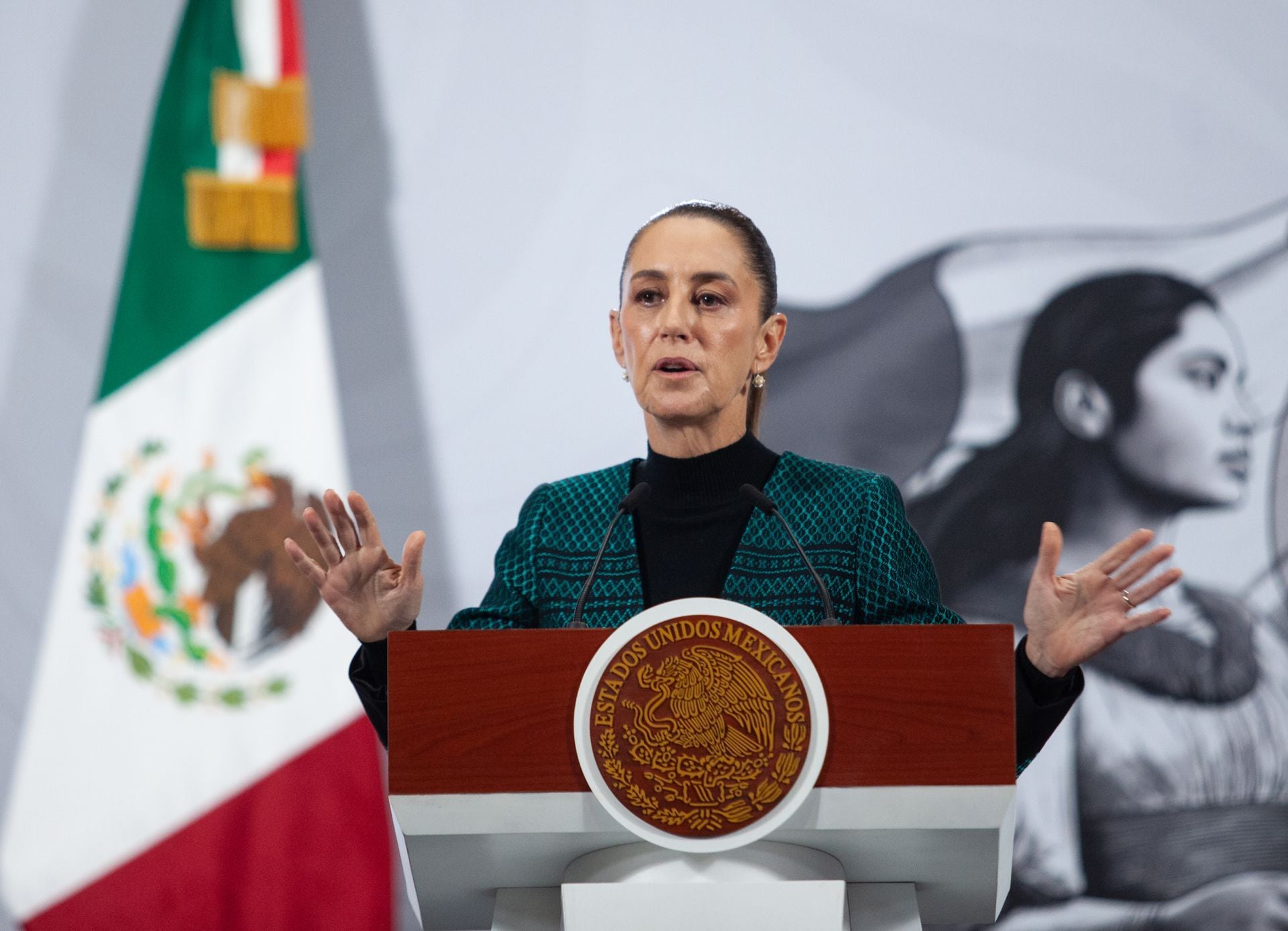 Claudia Sheinbaum Pardo, presidenta de México durante conferencia matutina en Palacio Nacional del 4 de noviembre de 2025