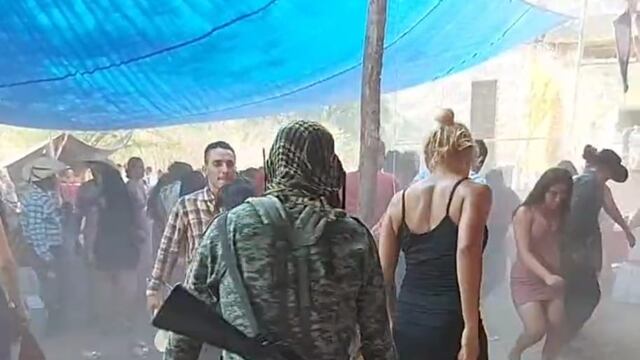 Disfrazados de militares, sujetos armados bailan en Coyuca de Catalán