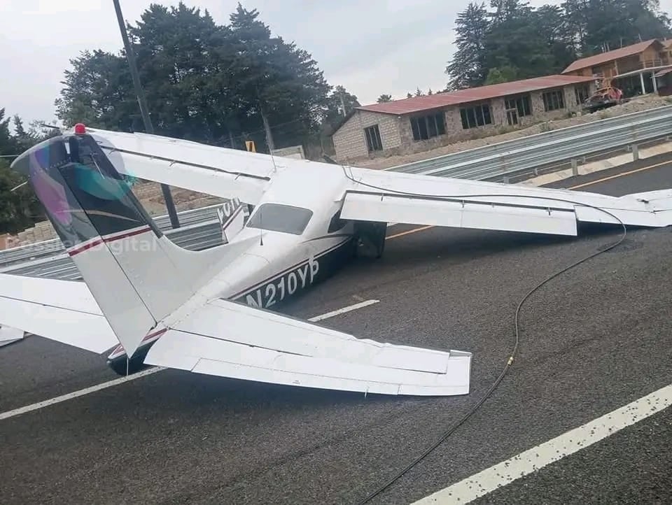 Avioneta aterrizó de emergencia en autopista Real del Monte-Huasca; Claudia Sheinbaum inaugurará el tramo